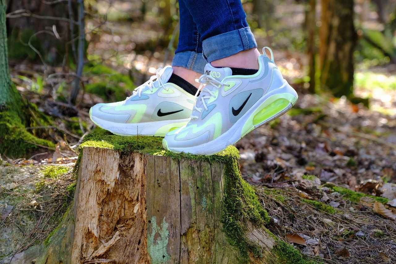 Shoe Trends for Women: New Balance 327 Sea Salt